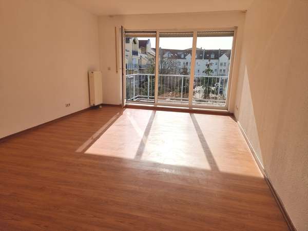 Wohnzimmer mit Balkon 