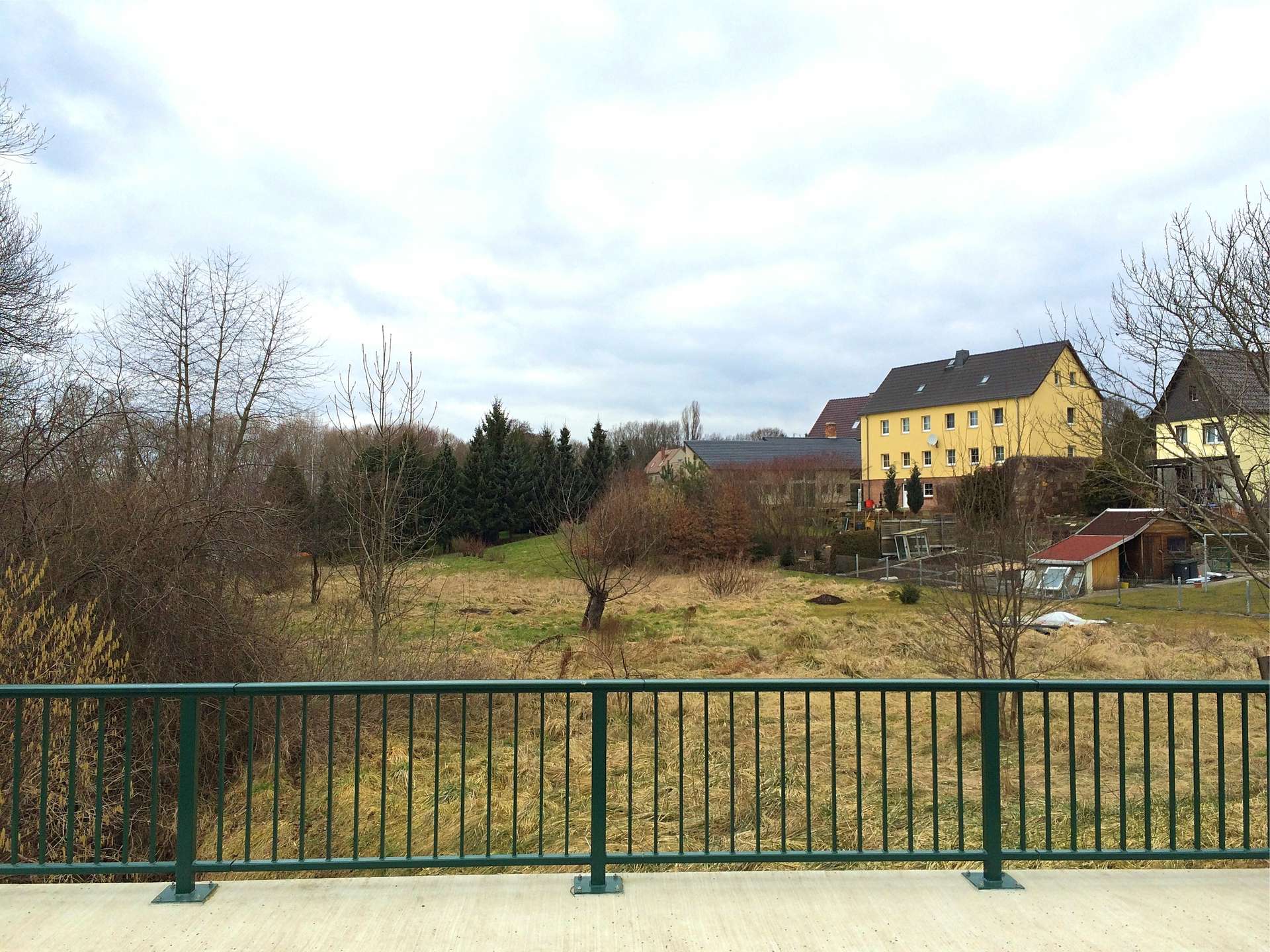 551530-lang1#Blick auf das Grundstück