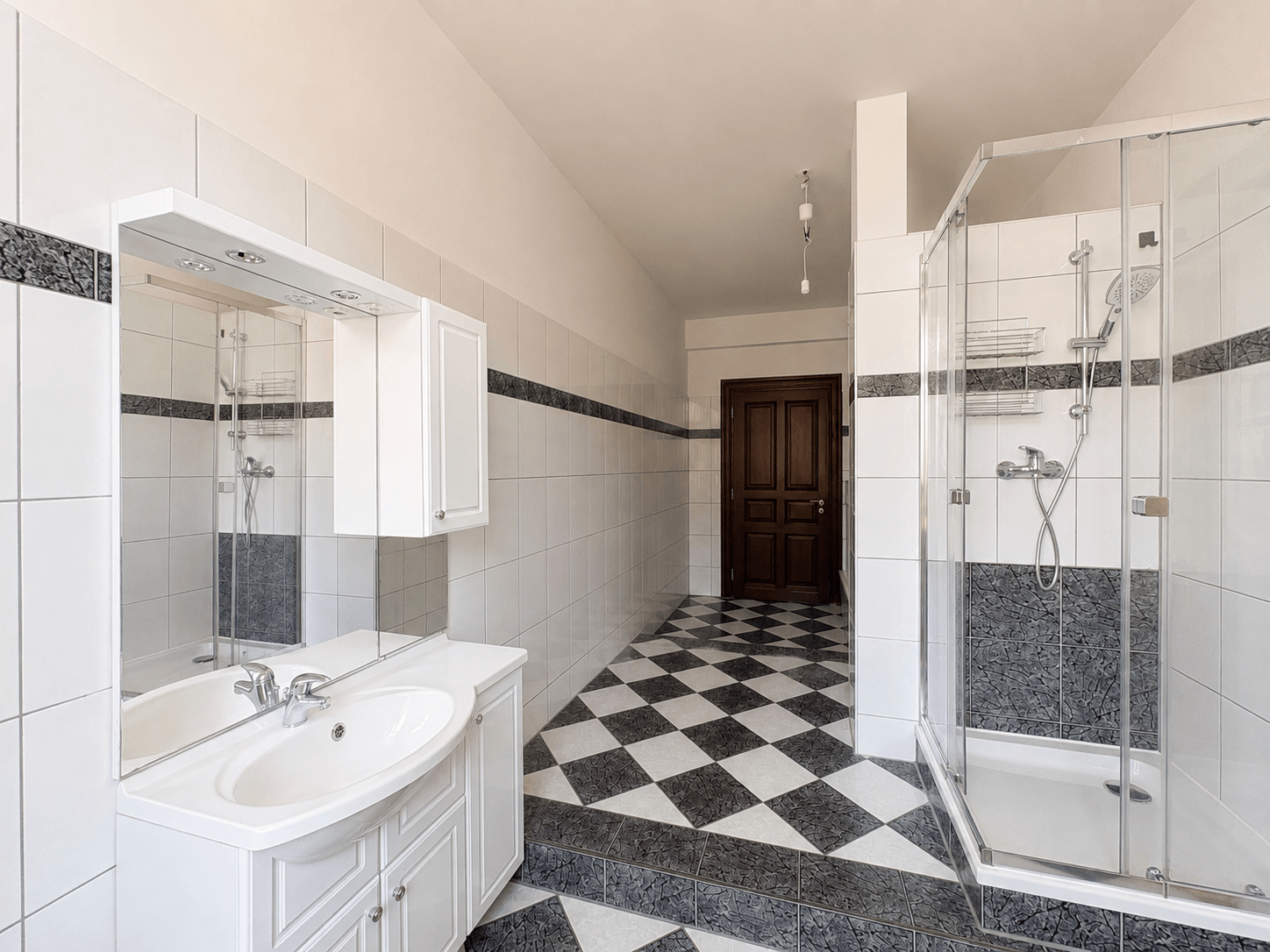 Badezimmer Ansicht 1