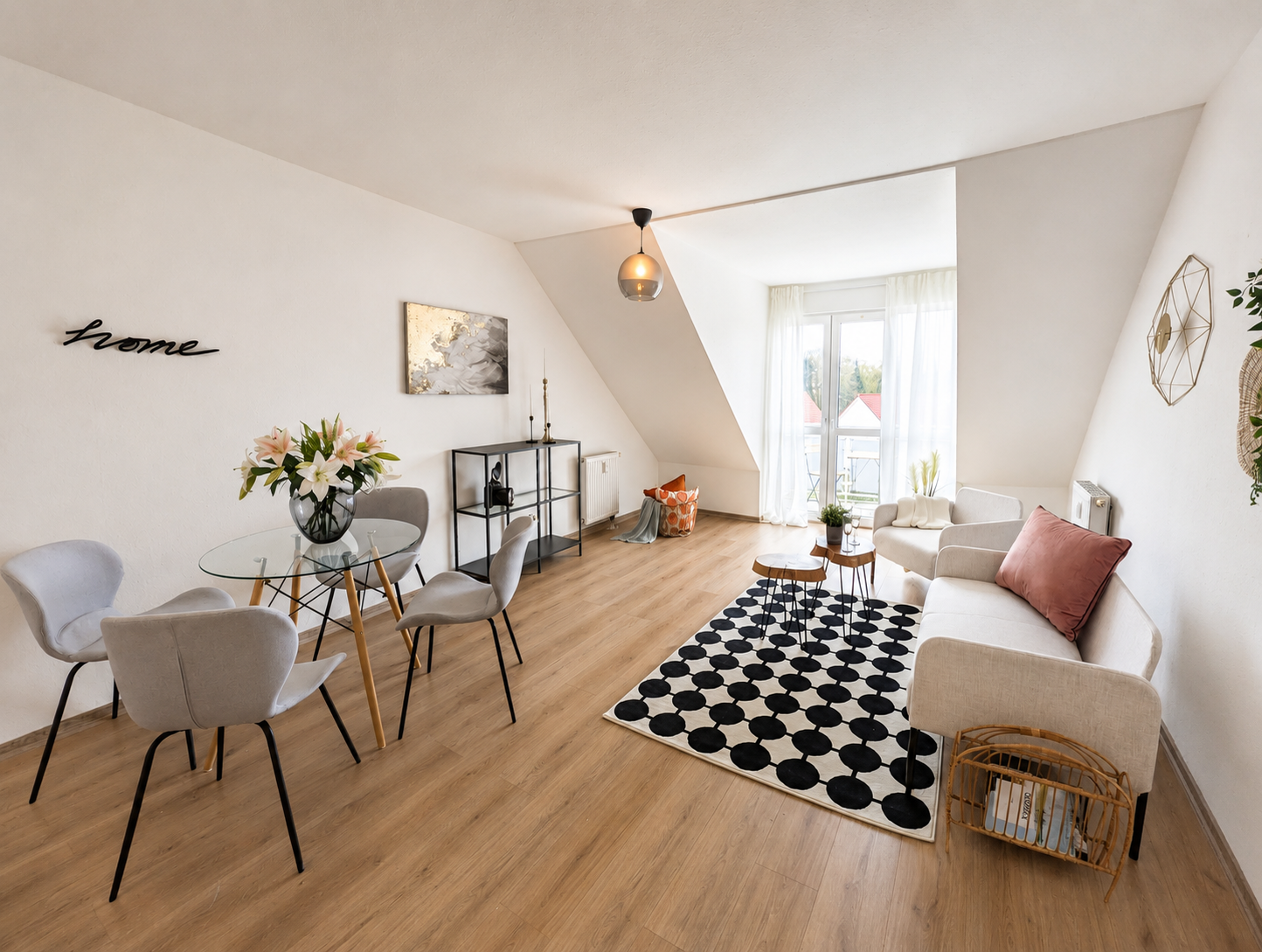 Wohnzimmer mit Balkon