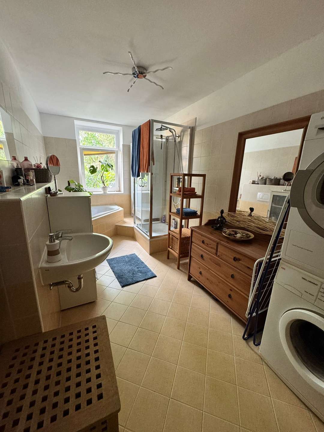 Badezimmer mit Wanne und Dusche im EG