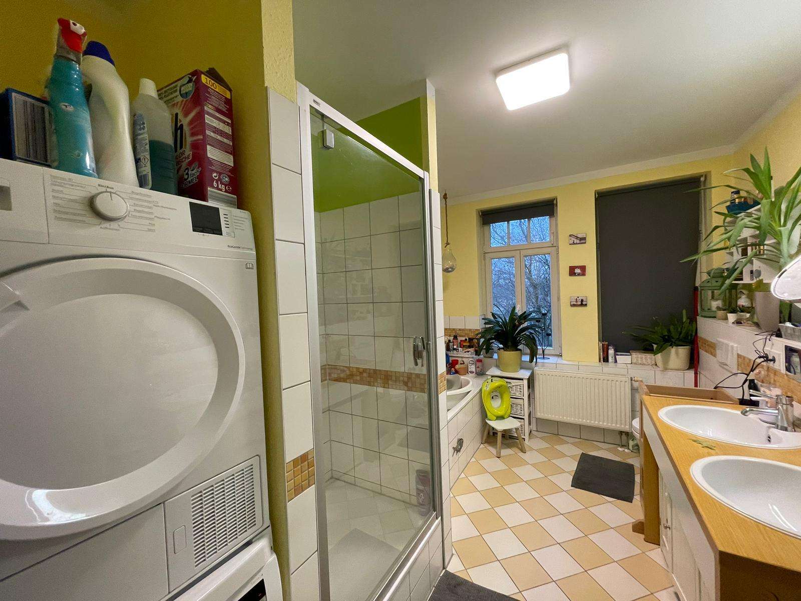 Bad mit Dusche + Wanne