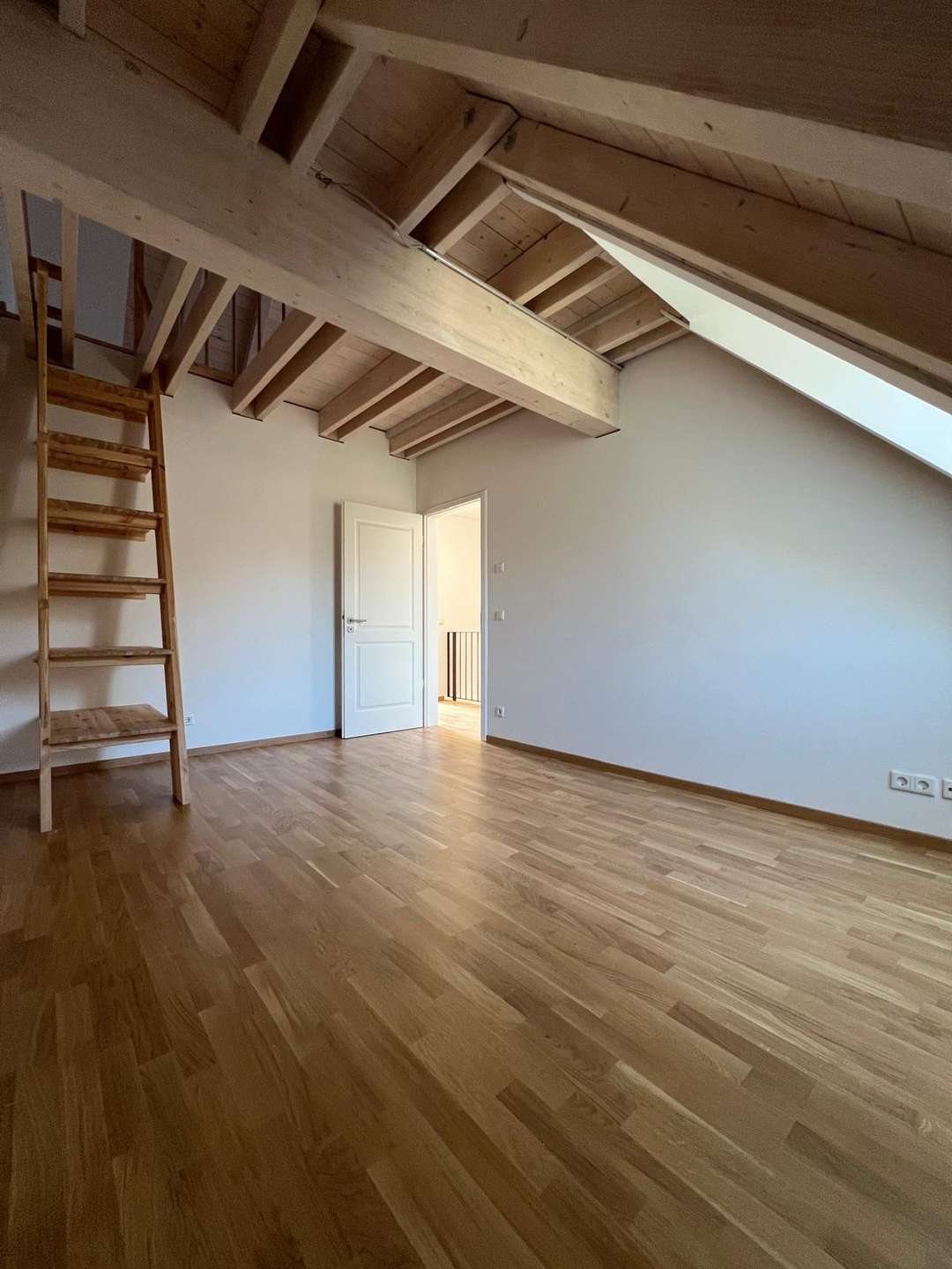 Kinder-/ Arbeitszimmer 2 mit Zugang zum Spitzboden