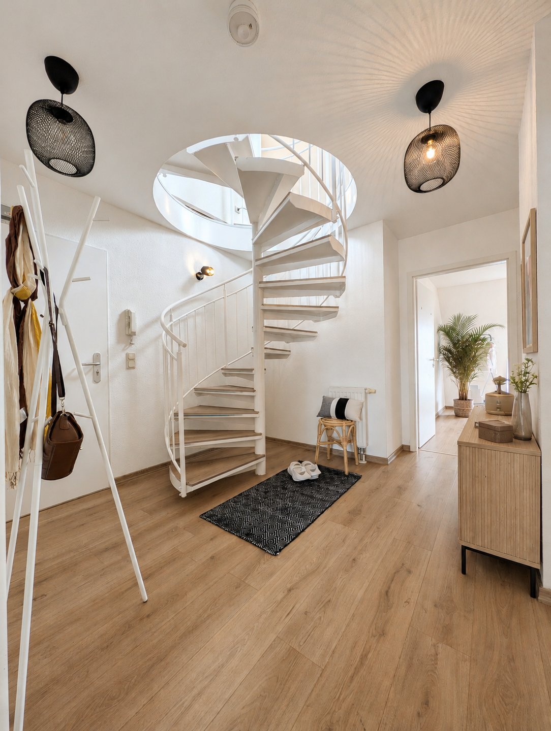 Heller Flur mit Treppe, Leipzig (Liebertwolkwitz)